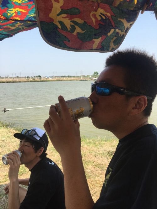 須江とシゲさんシンハービールを飲む