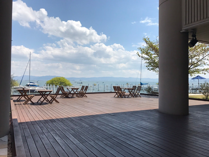 レストラン中から琵琶湖を見る
