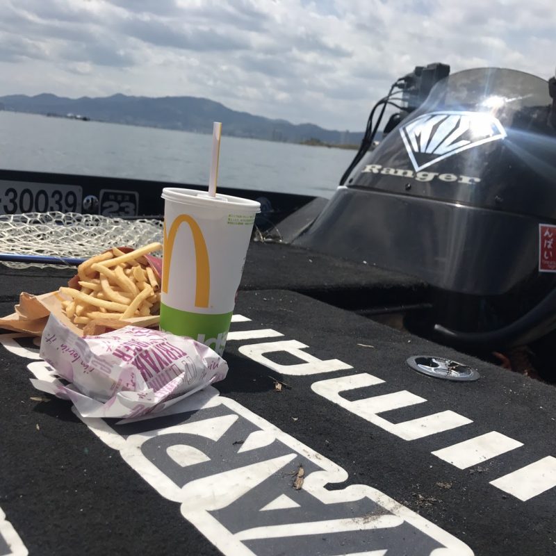 永野さんバスボートとマクドナルドのハンバーガーとポテト