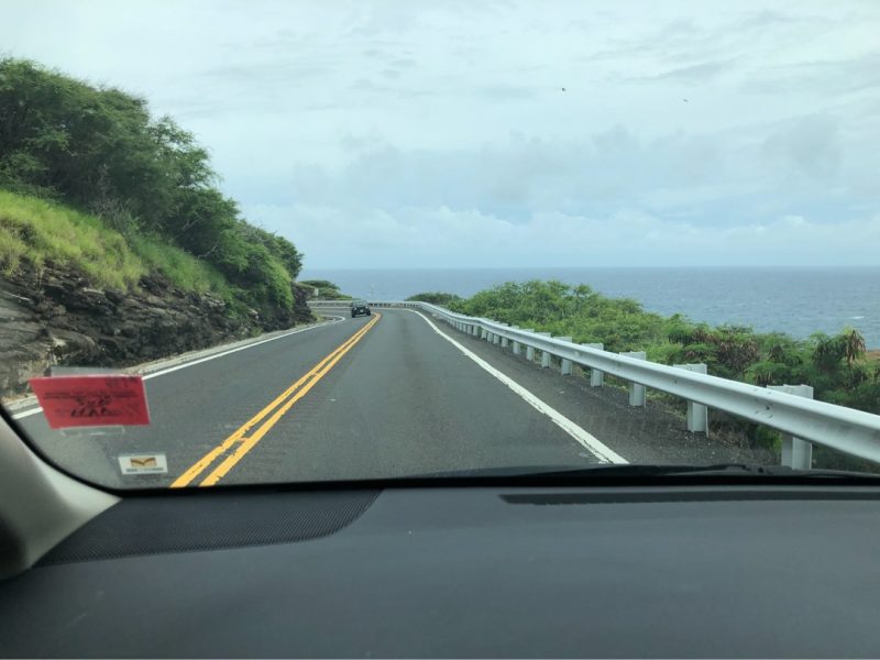 レンタカーを運転しながら撮影。ハワイのワインディングロード